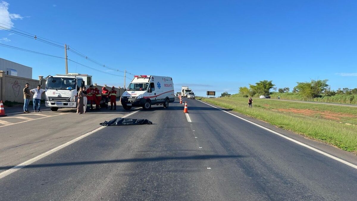 Idosa morre atropelada ao tentar atravessar BR-153, em Hidrolândia