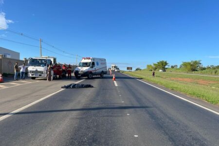 Idosa morre atropelada ao tentar atravessar BR-153, em Hidrolândia