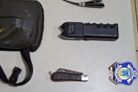 Arma de choque usada por mulher em banco de Jataí (Foto: Reprodução)