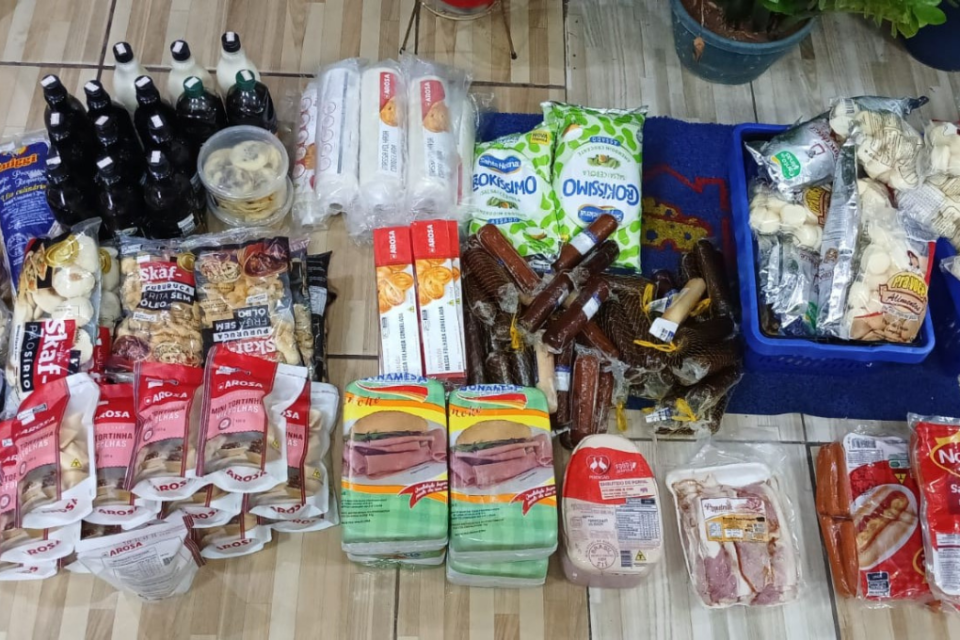 Procon apreende mais de 90 produtos vencidos em empório no centro de Goiânia