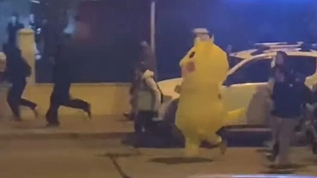 Pikachu foge da polícia durante protesto na Turquia; vídeo pokémon País enfrenta uma onda de protestos por prisão de prefeito