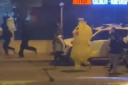 Pikachu foge da polícia durante protesto na Turquia; vídeo pokémon País enfrenta uma onda de protestos por prisão de prefeito