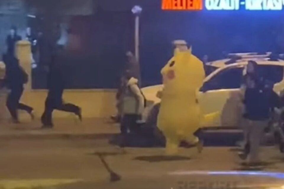 Pikachu foge da polícia durante protesto na Turquia; vídeo pokémon País enfrenta uma onda de protestos por prisão de prefeito