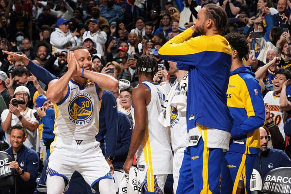 Curry faz cesta do meio da quadra e garante vitória do Warriors