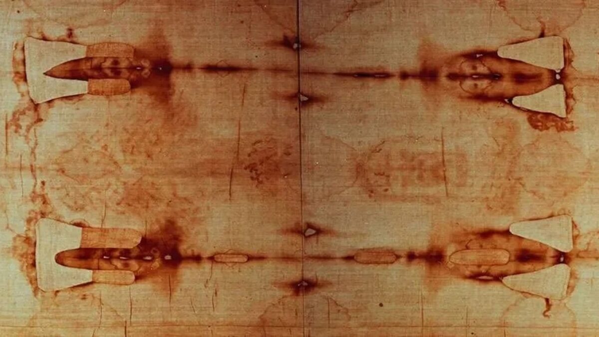 Rosto de Jesus é reconstruído com IA com base no Santo Sudário Tecido usado para envolver o corpo após a crucificação em Jerusalém