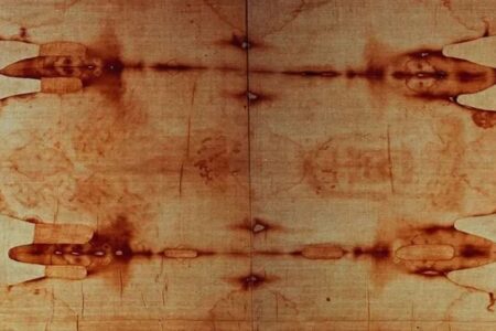 Rosto de Jesus é reconstruído com IA com base no Santo Sudário Tecido usado para envolver o corpo após a crucificação em Jerusalém