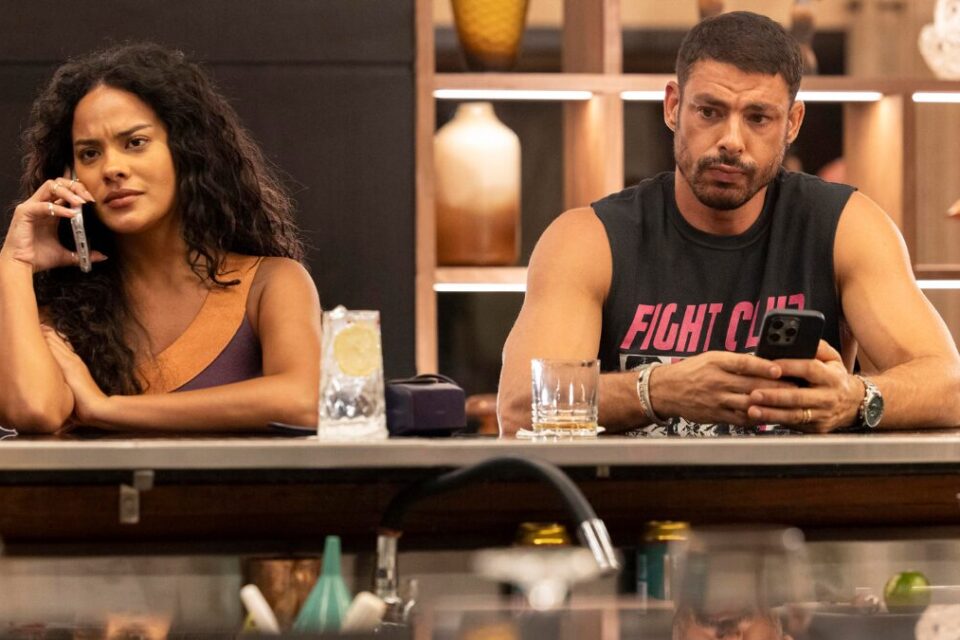 Cauã Reymond e Bella Campos gravam Vale Tudo após briga veja como foi Dupla contracenou por mais de 7 horas nesta quarta-feira (23)