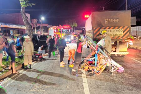 Motociclista morreu e jovem que estava na garupa foi hospitalizada em estado grave (Foto: Bombeiros)