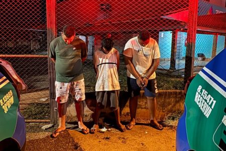 Homem é linchado por empresário e amigos após invadir lava-jato em Goiânia agressores usaram um bastão de madeira com arame farpado