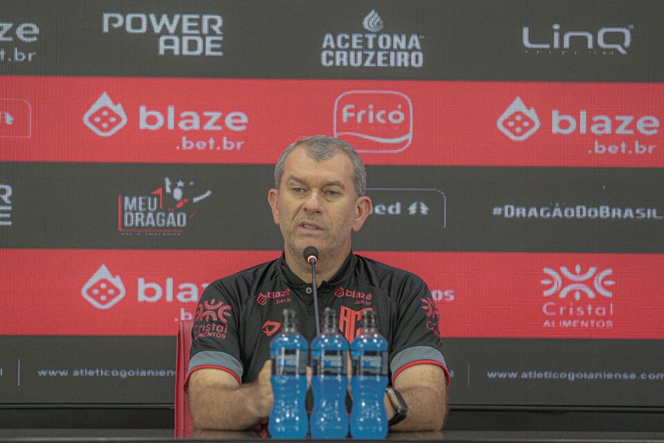 Cláudio Tencati em coletiva no Atlético Goianiense
