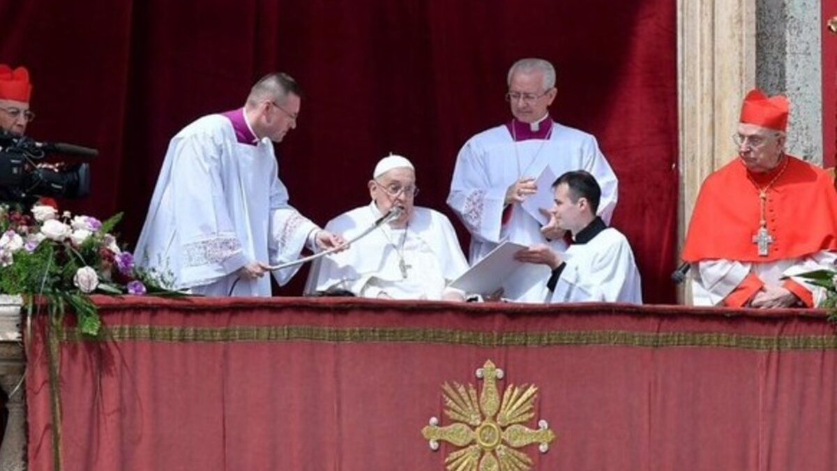 Papa Francisco faz aparição e abençoa multidão neste Domingo de Páscoa
