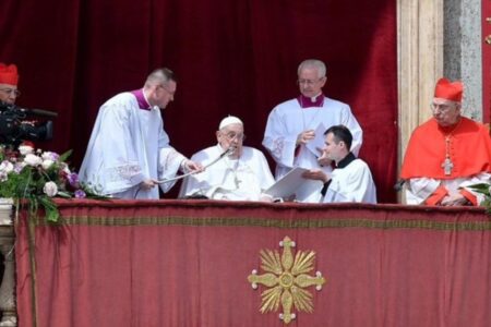 Papa Francisco faz aparição e abençoa multidão neste Domingo de Páscoa