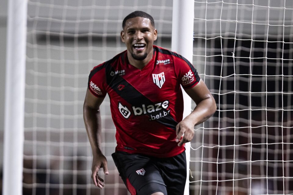 Matheus Felipe comemora gol pelo Atlético Goianiense