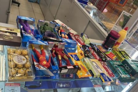 Homem é preso após furtar barras de chocolate em shopping de Aparecida Vídeo mostra momento em que o suspeito foi abordado por seguranças