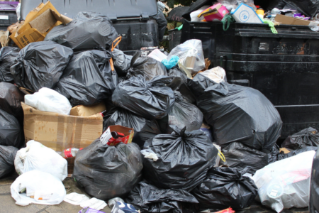 Imagem de um amontoado e sacos de lixo