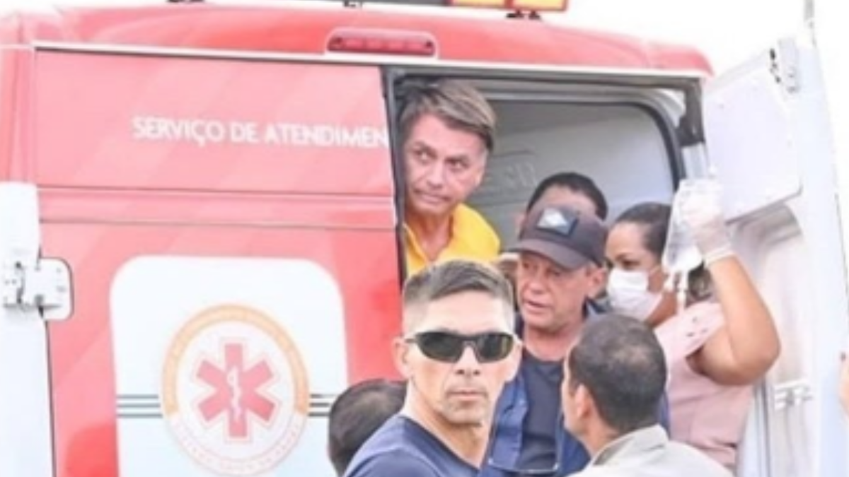 Ex-presidente Bolsonaro sai de ambulância (Foto: Redes sociais)
