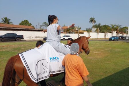 Égua da Cavalaria da PM vai ao Hospital Municipal de Aparecida por pacientes