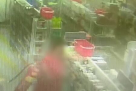 Homem "alterado" ataca funcionário de farmácia com extintor, em Jataí