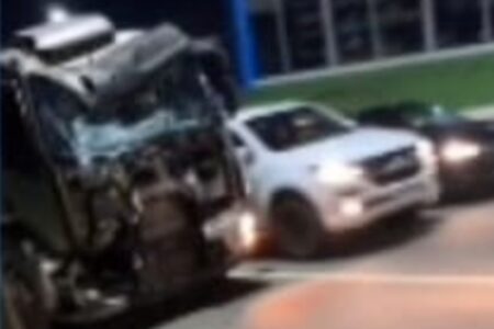 Caminhão desgovernado arranca poste e danifica fiação elétrica na Avenida Castelo Branco, em Goiânia