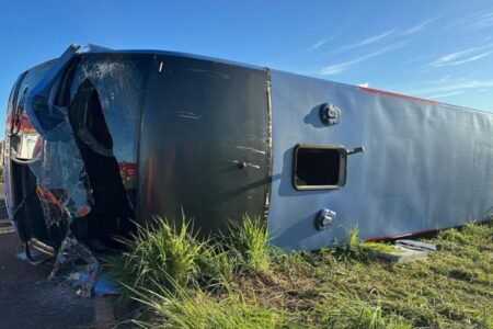 Veículo transportava cerca de 50 pessoas; 18 ficaram feridas Ônibus sai de Anápolis tomba e deixa 10 mortos em Minas Gerais