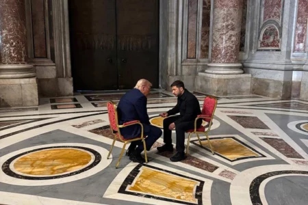 Trump e Zelensky se reúnem antes do funeral do papa Francisco no Vaticano