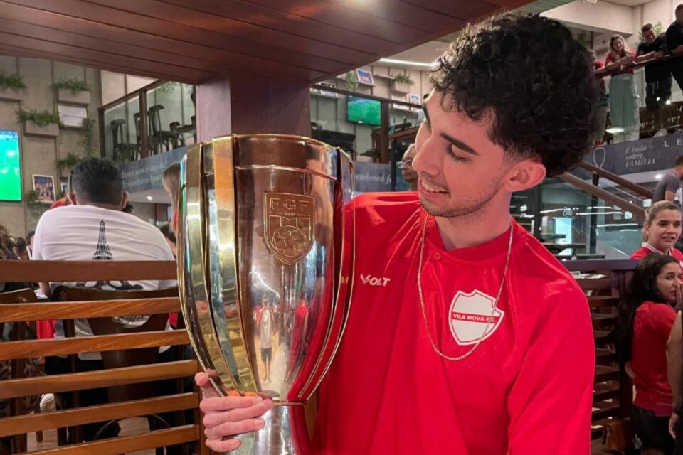 Diogo Sobinho com o troféu do Campeonato Goiano conquistado pelo Vila Nova
