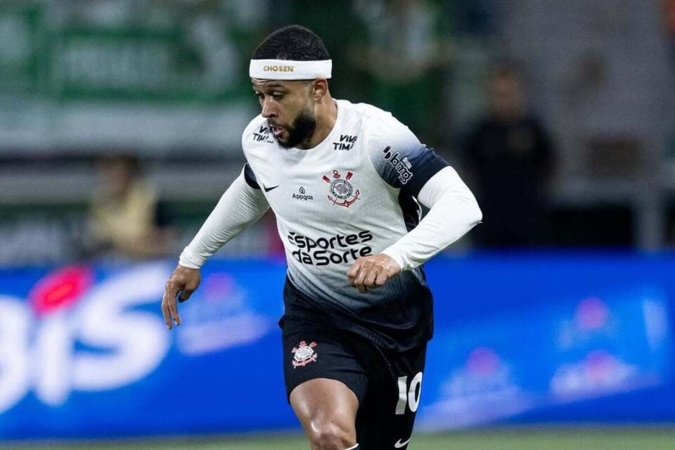 Memphis Depay em jogo pelo Corinthians