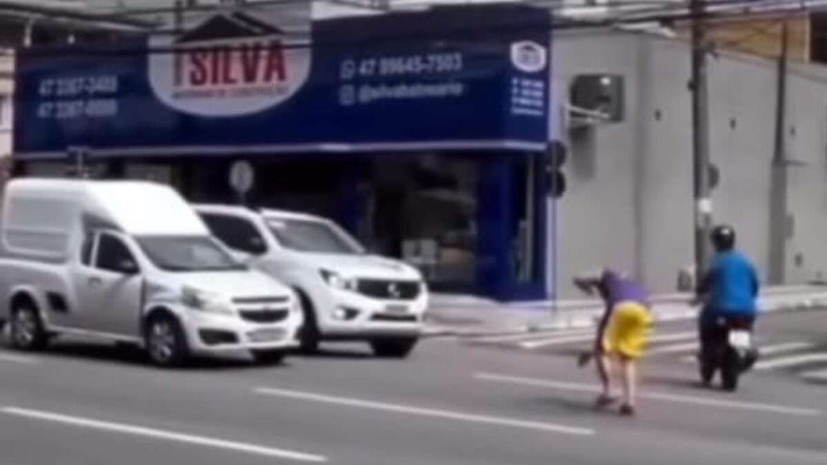 Homem leva tapa de motociclista ao ficar parado no meio da rua em Santa Catarina