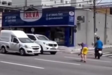 Homem leva tapa de motociclista ao ficar parado no meio da rua em Santa Catarina