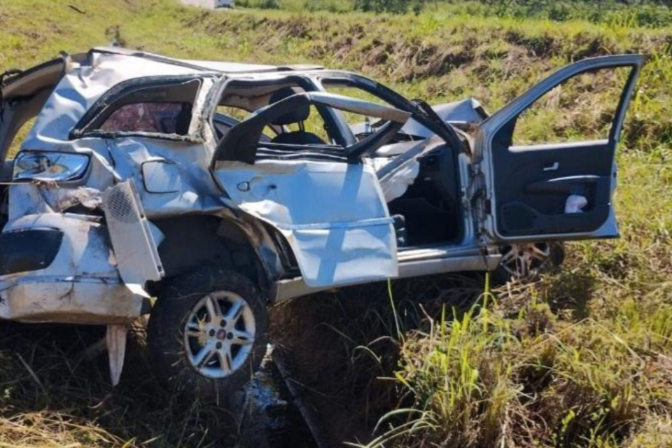 Idosa de 93 morre após ser arremessada para fora de carro em acidente na GO-080