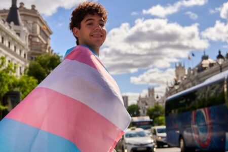 Conselho Federal de Medicina proíbe bloqueio hormonal para crianças e adolescentes trans tratamento com hormônios antes dos 18 anos