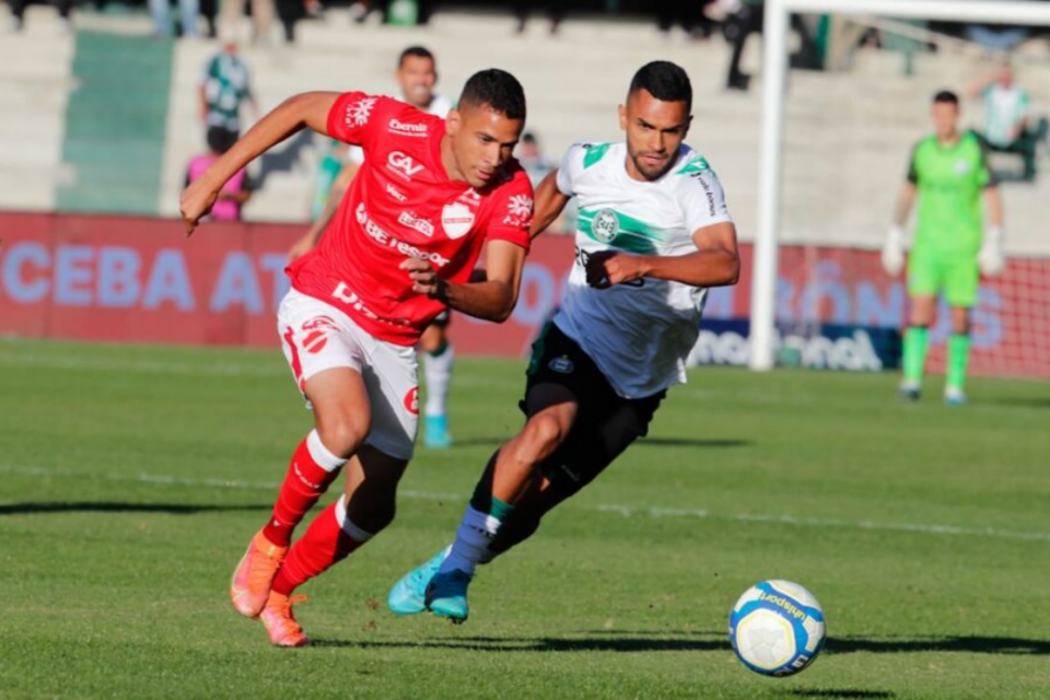 Partida entre Vila Nova e Coritiba na Série B de 2024