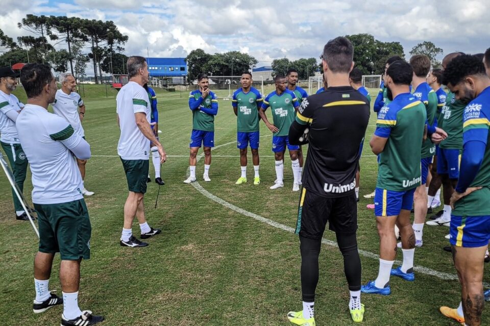 Jogadores do Goiás durante treino no Paraná