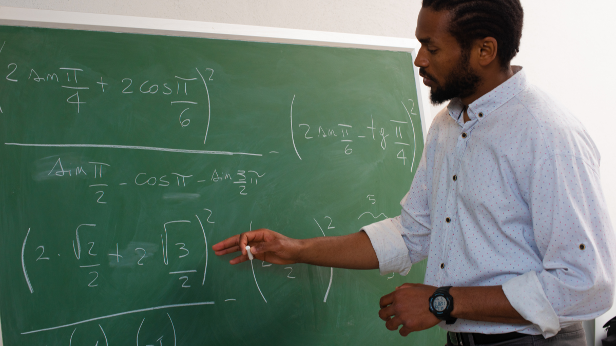 Imagem de um professor dando aula
