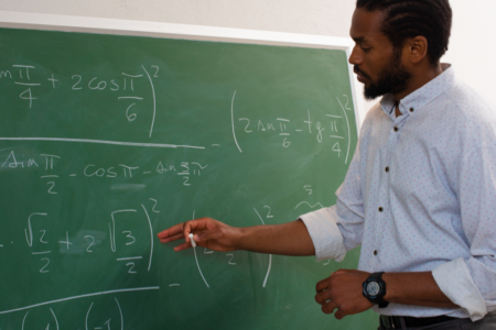 Imagem de um professor dando aula