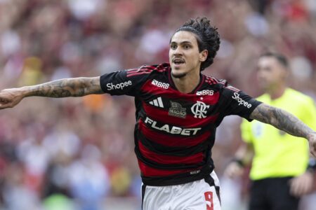 Pedro comemora gol