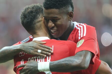 Jogadores do Inter comemoram gol