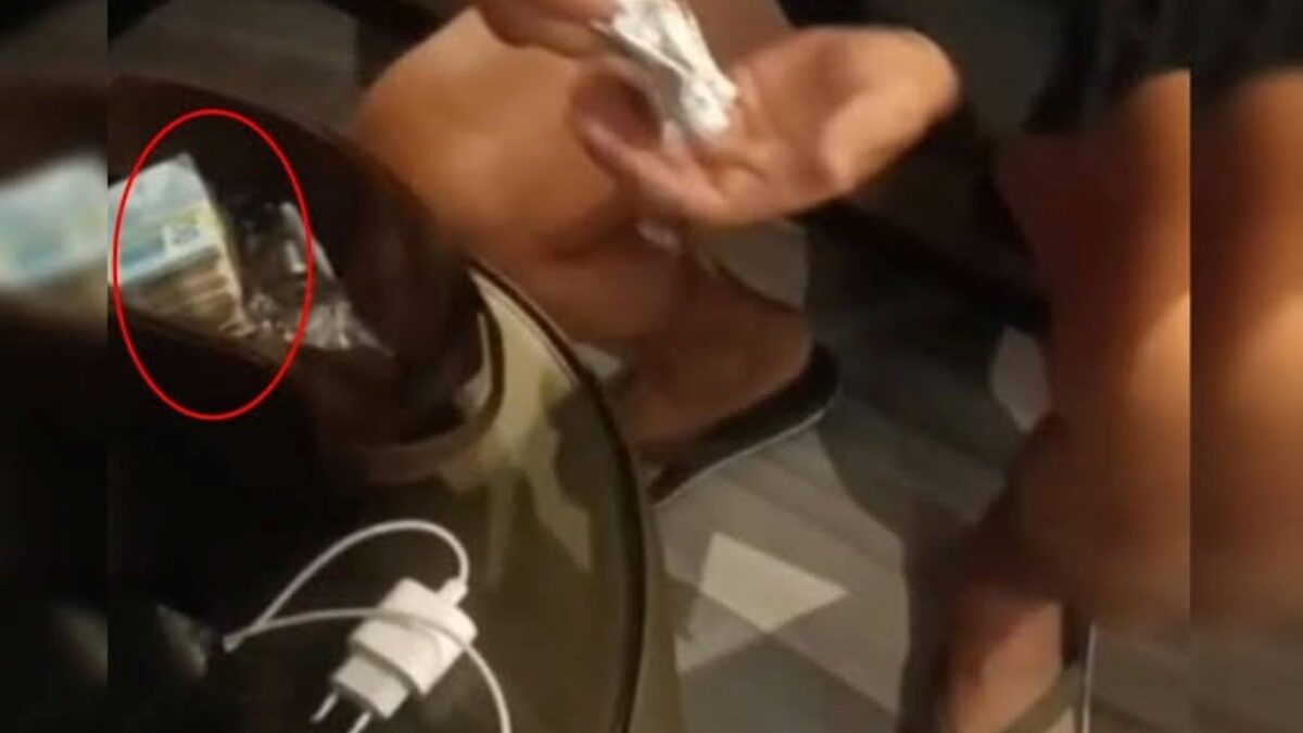 A imagem mostra o momento em que a polícia encontra os objetos