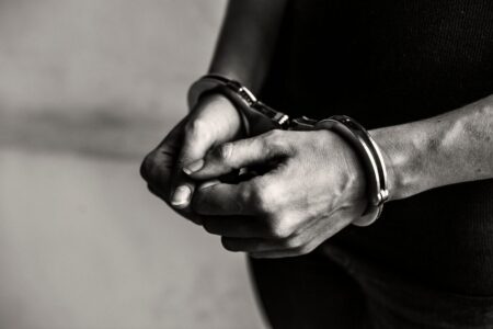 PRF cumpre mandado de prisão contra homem condenado por homicídio duplamente qualificado (Foto: Freepik)