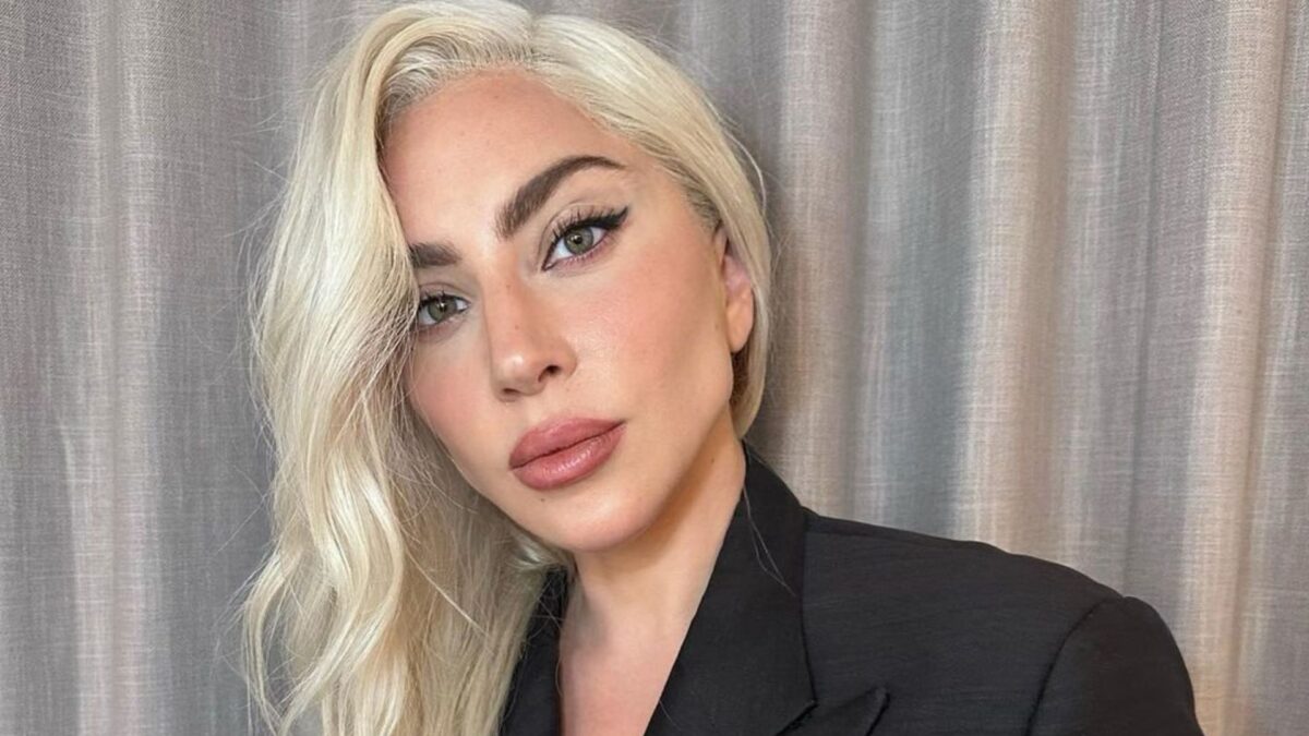 Lady Gaga chega ao Rio e provoca correria de fãs na porta de hotel; vídeos Cantora fará show na praia de Copacabana, no sábado (3)