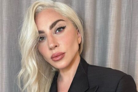 Lady Gaga chega ao Rio e provoca correria de fãs na porta de hotel; vídeos Cantora fará show na praia de Copacabana, no sábado (3)