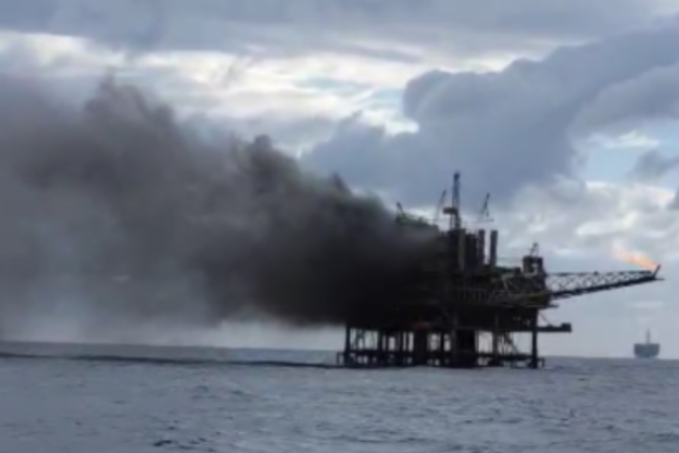Imagem da plataforma pegando fogo