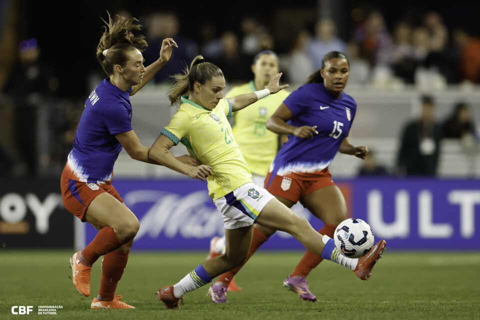 Seleção brasileira feminina vence Estados Unidos após dez anos de jejum