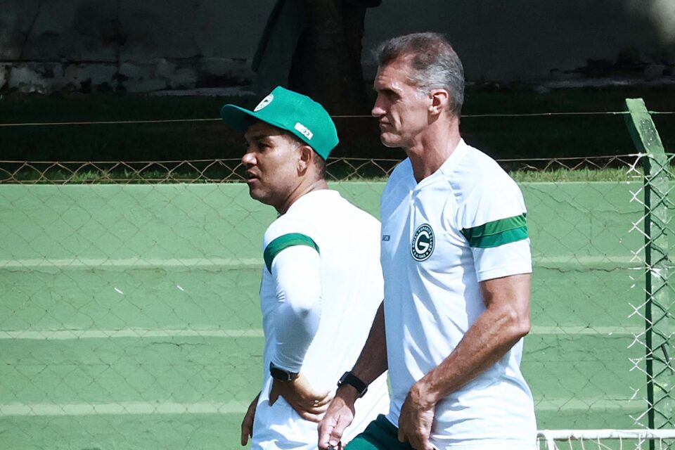 Técnico Vagner Mancini em treino no Goiás