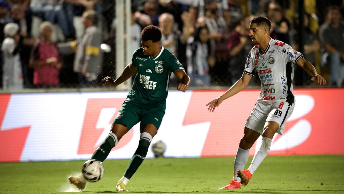 Jogadores de Goiás e Operário em disputa de bola
