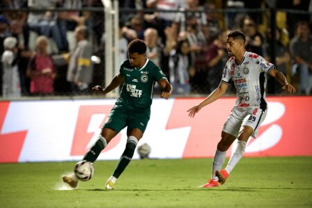 Jogadores de Goiás e Operário em disputa de bola