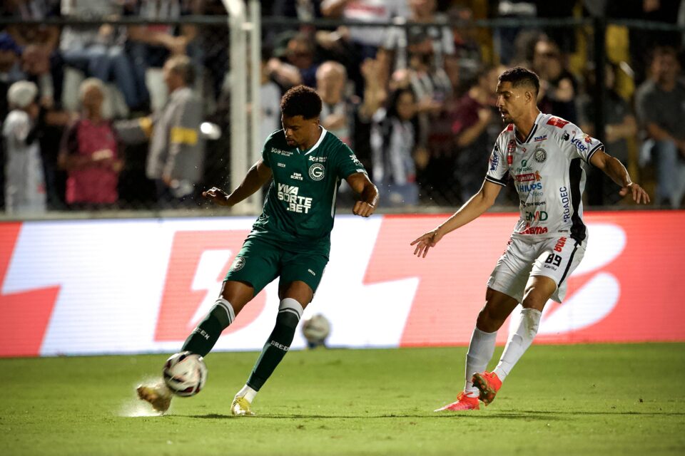 Jogadores de Goiás e Operário em disputa de bola