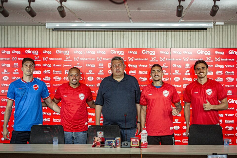 Jogadores do Vila Nova durante apresentação no CT