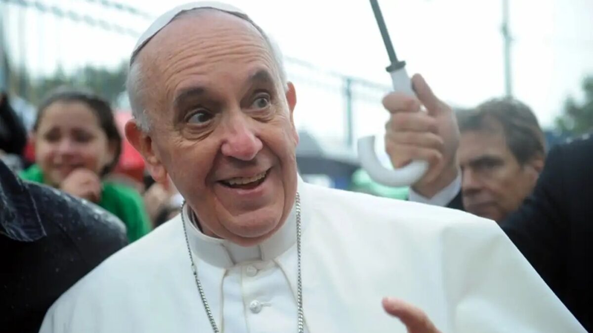 Prostitutas trans acolhidas pelo Papa Francisco relembram apoio: ‘Disse que somos iguais para Deus’ Pontífice mantinha foto de transexual