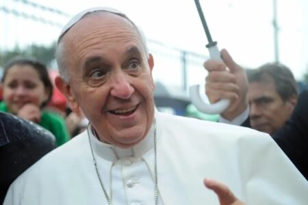 Prostitutas trans acolhidas pelo Papa Francisco relembram apoio: ‘Disse que somos iguais para Deus’ Pontífice mantinha foto de transexual